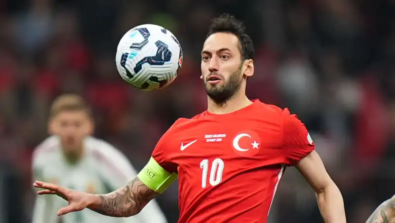 Fenerbahçe'nin Hakan Çalhanoğlu Teklifinin Ayrıntıları: Mourinho ısrar ediyor!