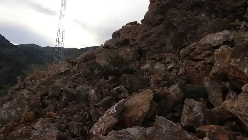 Erzurum'da Dev Heyelan: Ulaşım Felç Oldu, Yolu Kapatan Kayalar Neler Getirecek?