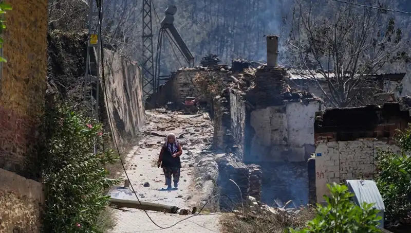 İzmir ve Bilecik'te Yangın Felaketi: 415 Bina Küle Döndü!