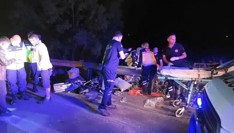 Minibüs Kazasında Savrulan Yayalar Hayat Mücadelesi Veriyor