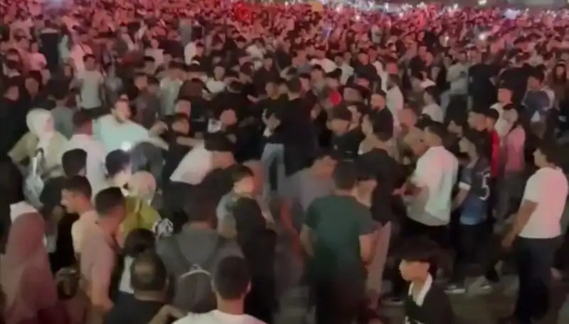 Bıçaklı Kavga Konserde Panik Yarattı: Üç Kişi Yaralandı