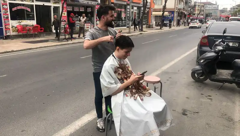 Deprem Anında Yarım Kalan Tıraşını Dışarıda Tamamlayan Adamın Yürek Burkan Hikayesi