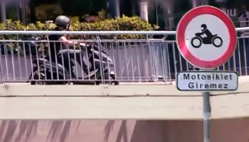 Üst Geçitler Motokuryelerin İşgali Altında: Yol Güvenliği Tehlikede!