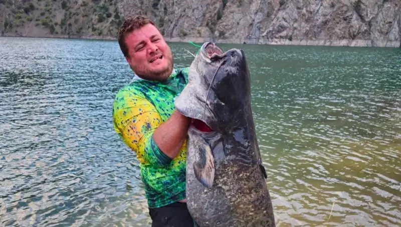 Amatör Balıkçılar, Baraj Gölünde 100 Kilo Ağırlığında Balık Yakaladı!