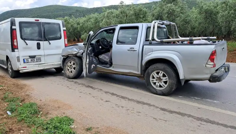 Bursa'da Minibüs ve Kamyonet Çarpıştı: İki Kişi Yaralandı