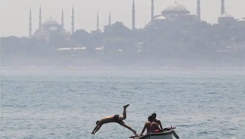 Aşırı Sıcaklar Geliyor: Ülke Genelinde 44 Derecelere Ulaşılacak