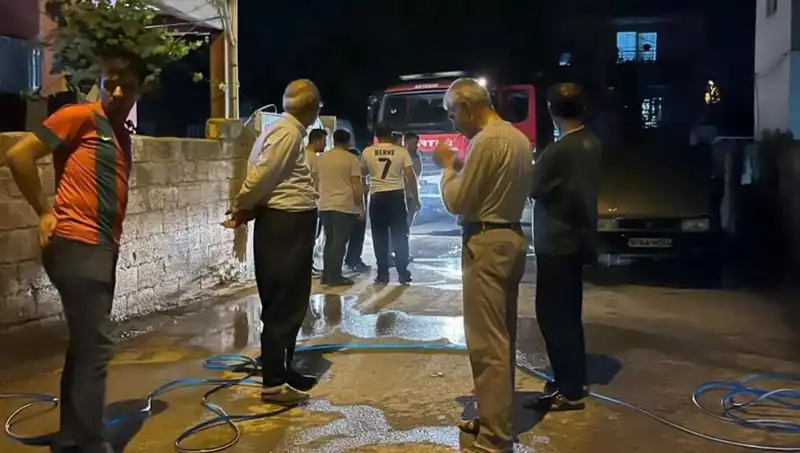 Park Halindeki Araçta Çıkan Yangın Yürekleri Ağızlara Getirdi