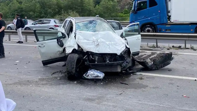 Beton Kanal ve Bariyerlere Çarpan Araçta Üç Kişi Yaralandı