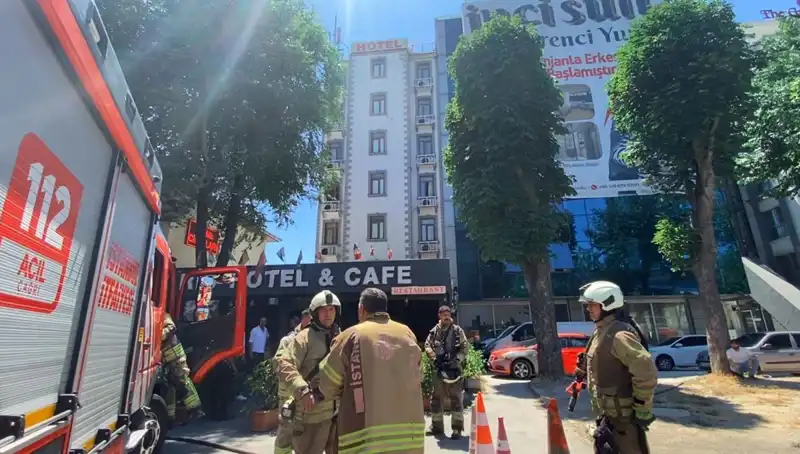 Fatih'teki Otel Yemekhanesinde Çıkan Yangın Atmosferi Gerdi