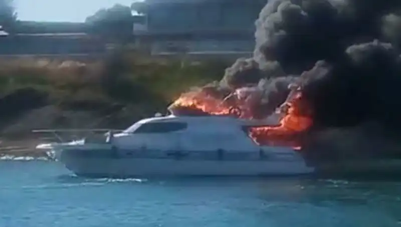 Çeşme Marina'da Motoryat Alev Alev Yandı, Yangının Sebebi Nedir?