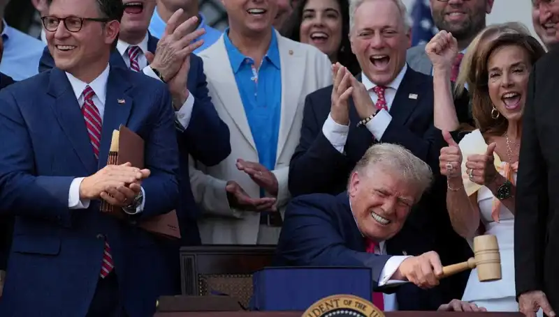 Trump, "Büyük, Güzel Yasa Tasarısı"nı İmzaladı: Amerikan Politikasında Devrim Mi Yaşanıyor?
