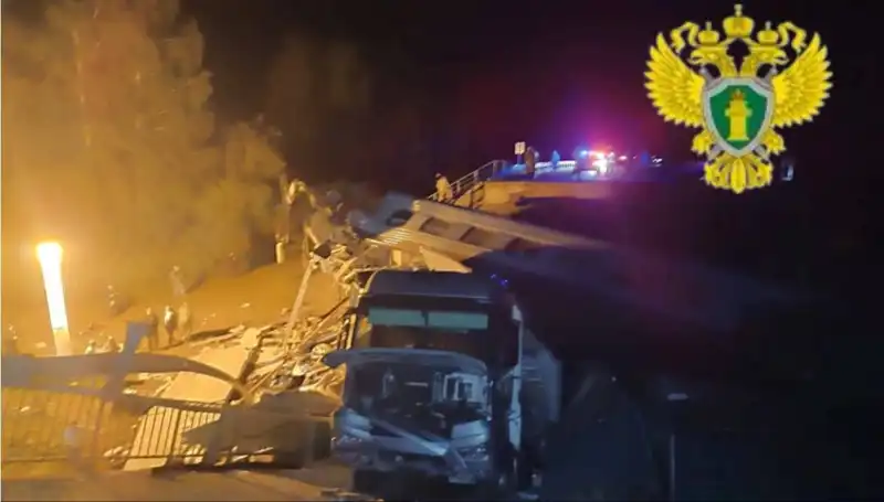Rusya'da Köprü Çökmesi ve Raydan Çıkan Trenler: Dramatik Kaza!