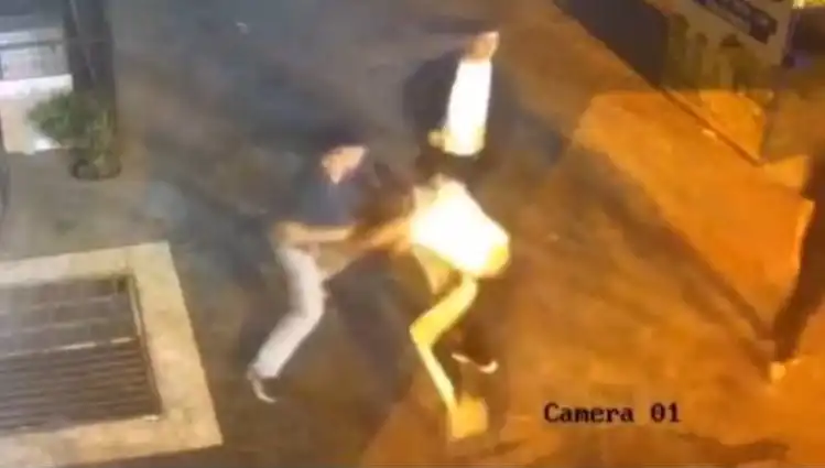 İstanbul Sokakları Bir Anda Karıştı: Tekme ve Yumruklarla Dolu Kavga