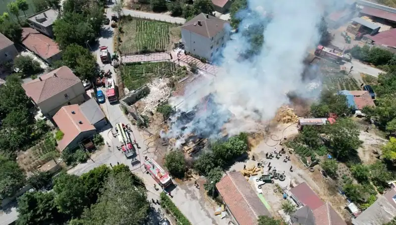 Arnavutköy'de Yangın Felaketi: Saman Balyaları Alev Alev Yandı