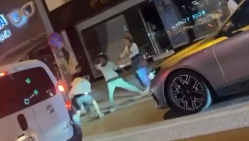 Cadde Boks Ringi Olunca Yumruklar Havada Uçuştu!